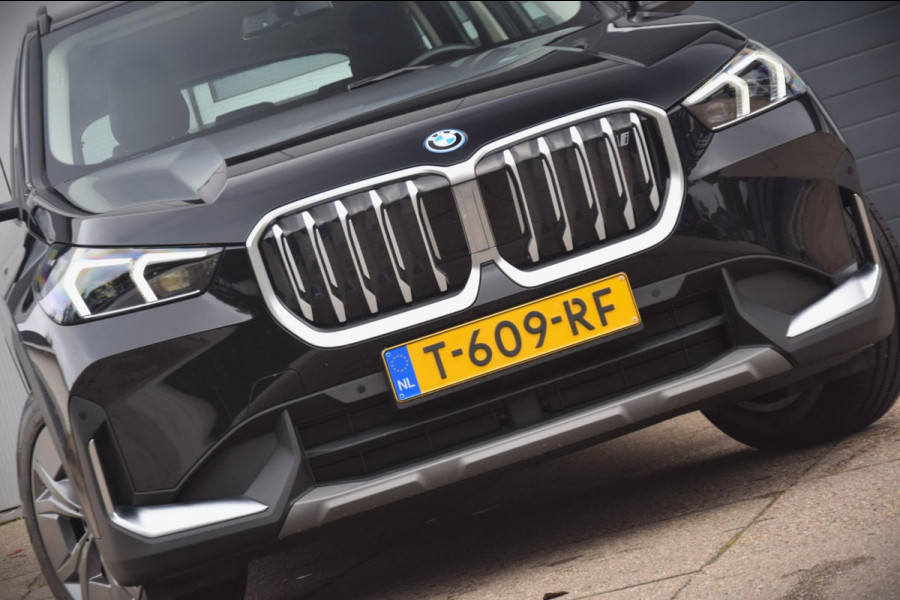 BMW iX1 XDrive30 Launch Edition 67 kWh + 7.757 EURO AAN EXTRA OPTIES!!