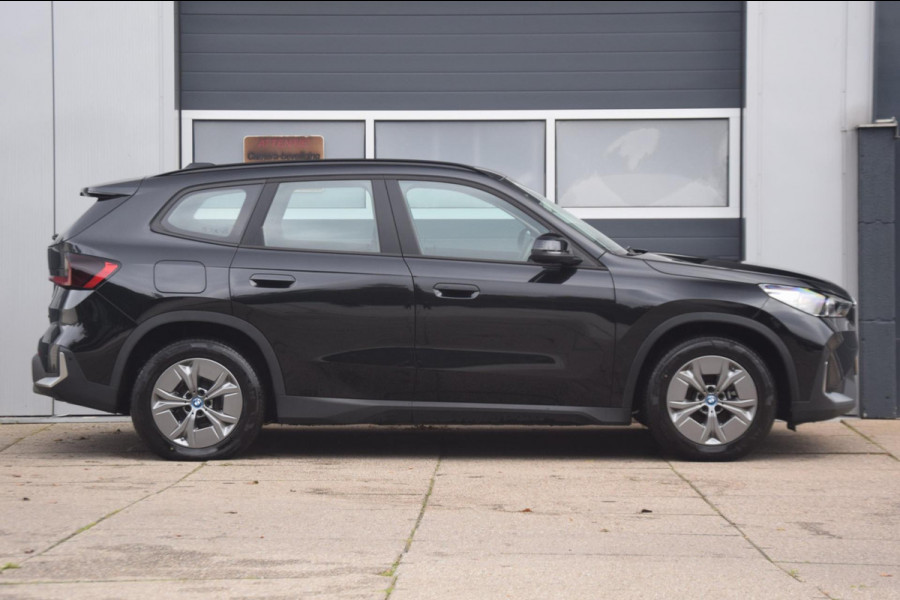 BMW iX1 XDrive30 Launch Edition 67 kWh + 7.757 EURO AAN EXTRA OPTIES!!