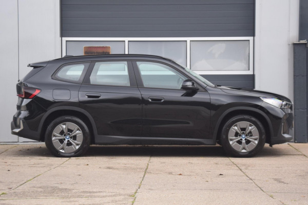 BMW iX1 XDrive30 Launch Edition 67 kWh + 7.757 EURO AAN EXTRA OPTIES!!