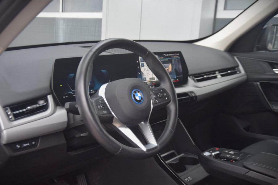 BMW iX1 XDrive30 Launch Edition 67 kWh + 7.757 EURO AAN EXTRA OPTIES!!