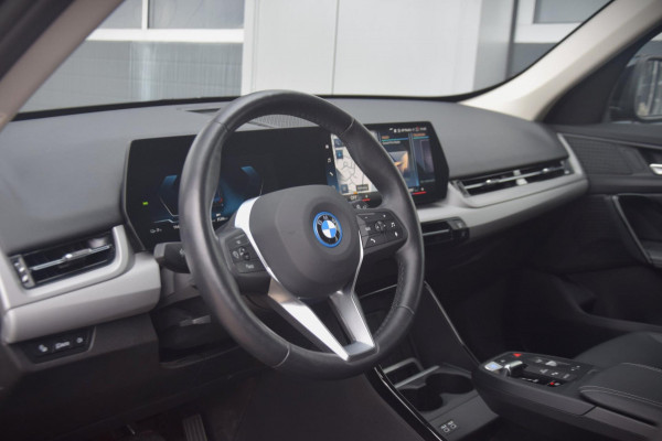 BMW iX1 XDrive30 Launch Edition 67 kWh + 7.757 EURO AAN EXTRA OPTIES!!
