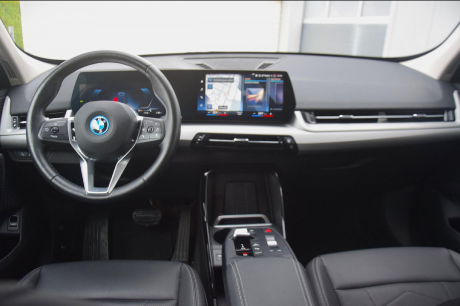 BMW iX1 XDrive30 Launch Edition 67 kWh + 7.757 EURO AAN EXTRA OPTIES!!