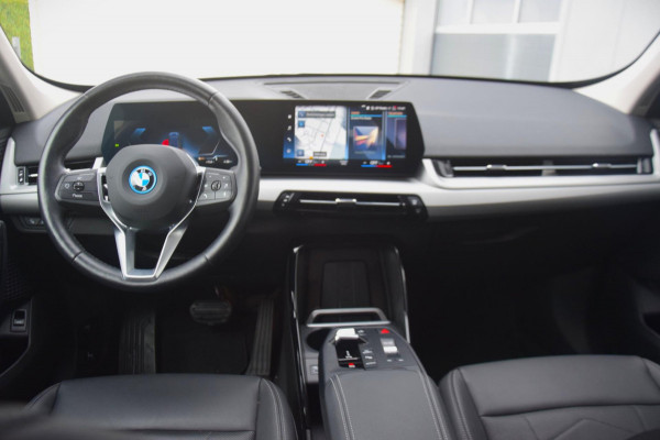BMW iX1 XDrive30 Launch Edition 67 kWh + 7.757 EURO AAN EXTRA OPTIES!!