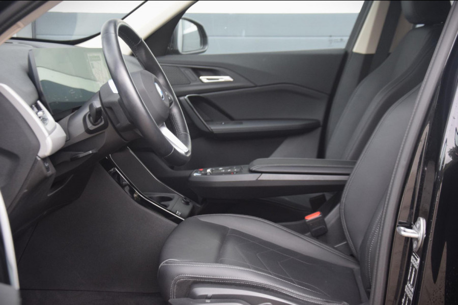 BMW iX1 XDrive30 Launch Edition 67 kWh + 7.757 EURO AAN EXTRA OPTIES!!