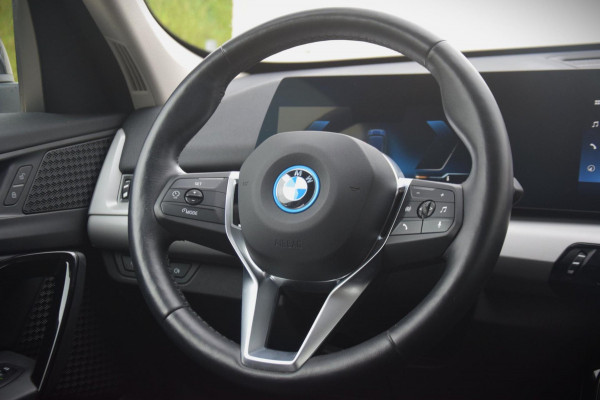 BMW iX1 XDrive30 Launch Edition 67 kWh + 7.757 EURO AAN EXTRA OPTIES!!