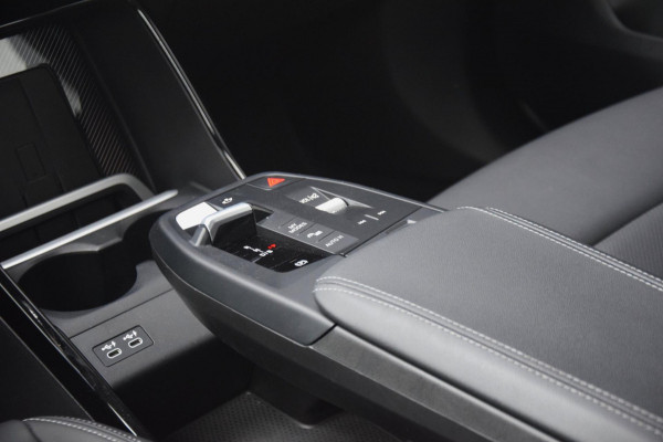 BMW iX1 XDrive30 Launch Edition 67 kWh + 7.757 EURO AAN EXTRA OPTIES!!