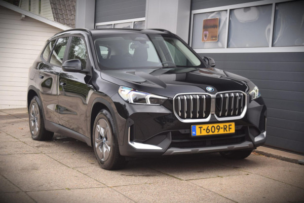 BMW iX1 XDrive30 Launch Edition 67 kWh + 7.757 EURO AAN EXTRA OPTIES!!