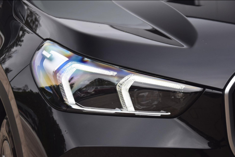 BMW iX1 XDrive30 Launch Edition 67 kWh + 7.757 EURO AAN EXTRA OPTIES!!