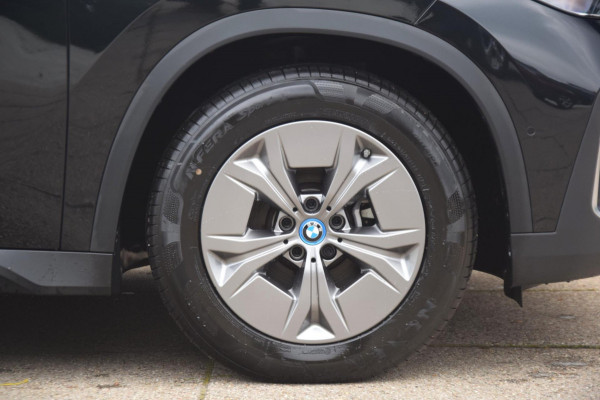 BMW iX1 XDrive30 Launch Edition 67 kWh + 7.757 EURO AAN EXTRA OPTIES!!