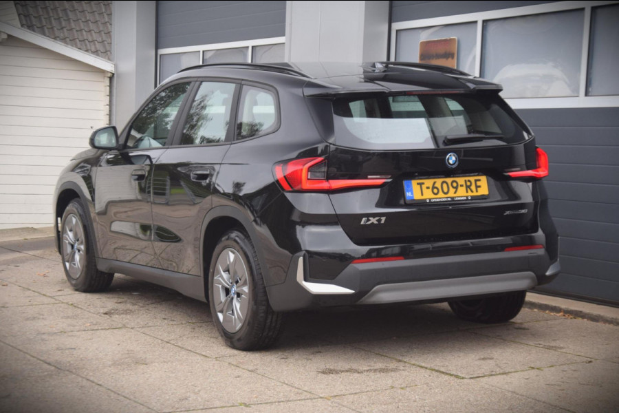 BMW iX1 XDrive30 Launch Edition 67 kWh + 7.757 EURO AAN EXTRA OPTIES!!