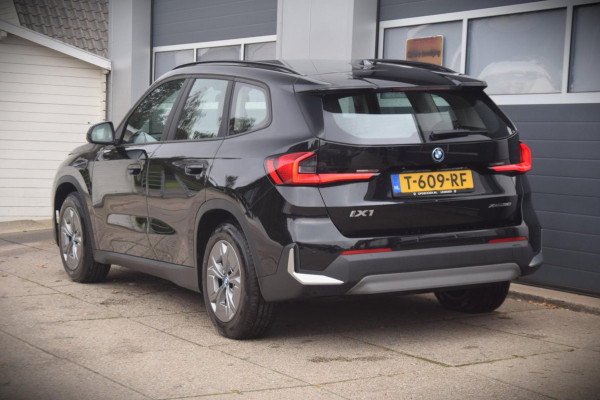 BMW iX1 XDrive30 Launch Edition 67 kWh + 7.757 EURO AAN EXTRA OPTIES!!