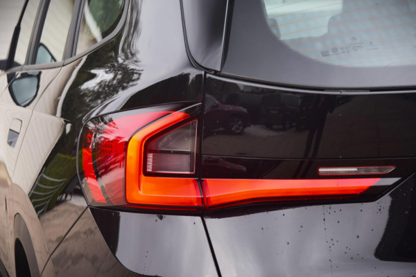BMW iX1 XDrive30 Launch Edition 67 kWh + 7.757 EURO AAN EXTRA OPTIES!!