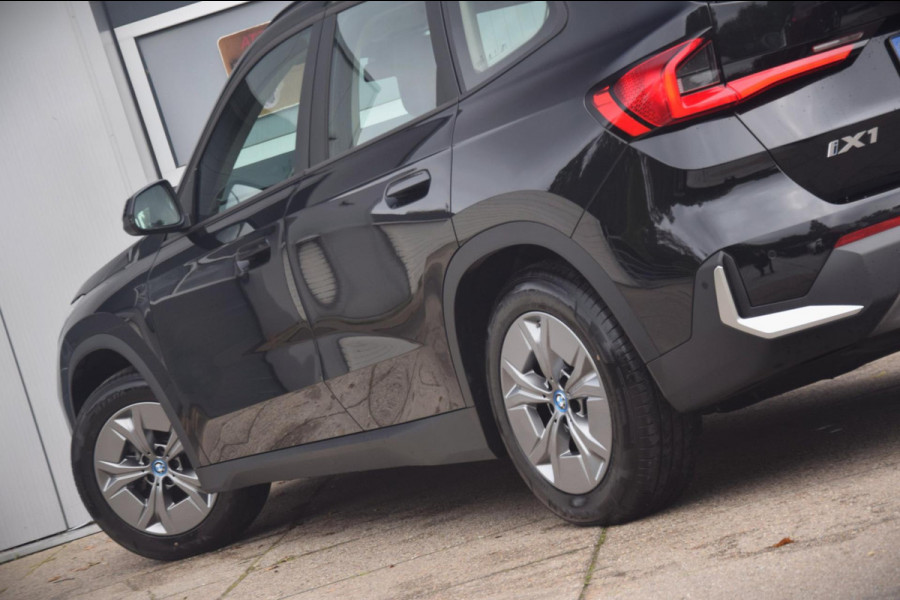 BMW iX1 XDrive30 Launch Edition 67 kWh + 7.757 EURO AAN EXTRA OPTIES!!