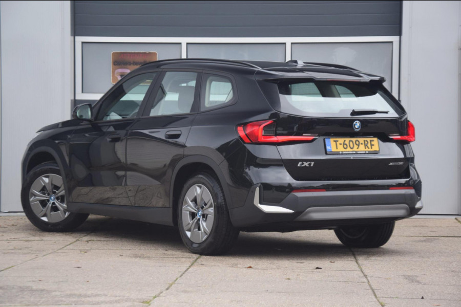 BMW iX1 XDrive30 Launch Edition 67 kWh + 7.757 EURO AAN EXTRA OPTIES!!