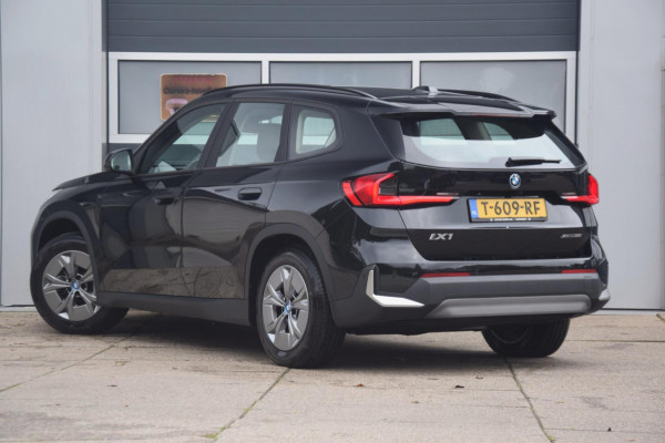 BMW iX1 XDrive30 Launch Edition 67 kWh + 7.757 EURO AAN EXTRA OPTIES!!