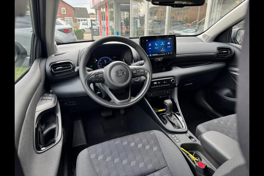 Toyota Yaris Hybrid Dynamic Plus | Stoel + Stuurverwarming, Lichtmetalen velgen, Keyless, Licht + Regensensor, Startknop Toyota Yaris Hybrid Dynamic Plus | Stoel + Stuurverwarming, Lichtmetalen velgen, Keyless, Licht + Regensensor, Startknop
