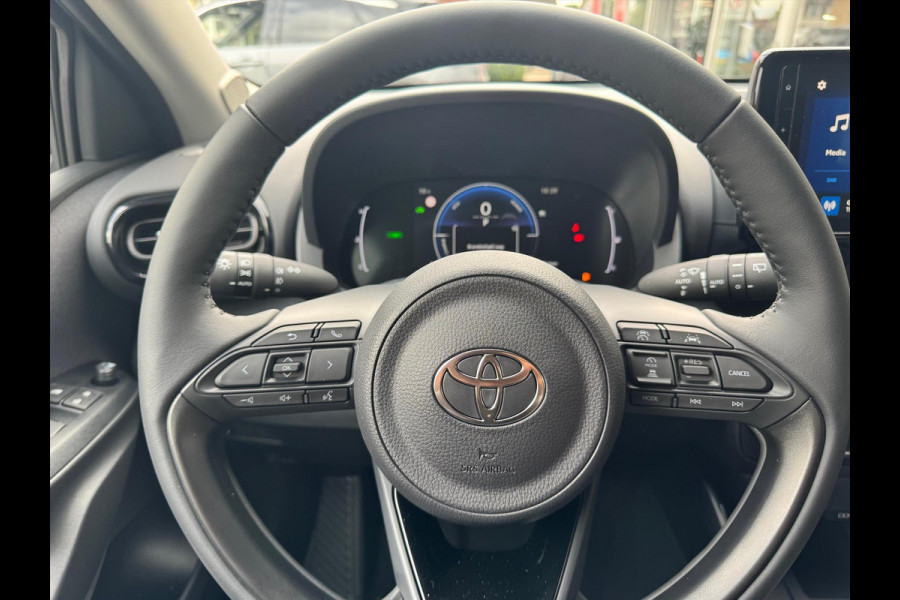 Toyota Yaris Hybrid Dynamic Plus | Stoel + Stuurverwarming, Lichtmetalen velgen, Keyless, Licht + Regensensor, Startknop Toyota Yaris Hybrid Dynamic Plus | Stoel + Stuurverwarming, Lichtmetalen velgen, Keyless, Licht + Regensensor, Startknop