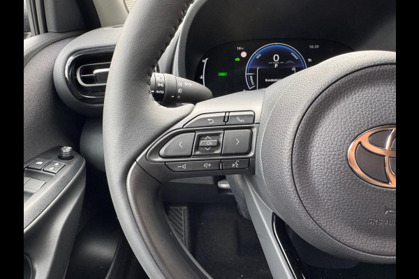 Toyota Yaris Hybrid Dynamic Plus | Stoel + Stuurverwarming, Lichtmetalen velgen, Keyless, Licht + Regensensor, Startknop Toyota Yaris Hybrid Dynamic Plus | Stoel + Stuurverwarming, Lichtmetalen velgen, Keyless, Licht + Regensensor, Startknop