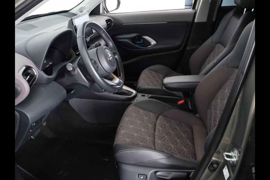 Toyota Yaris Cross 1.5 HYBRIDE EXECUTIVE BI-TONE GARANTIE TOT 9-2032 .Dodehoek detectie . JBL Audio . Stoel verwarming .