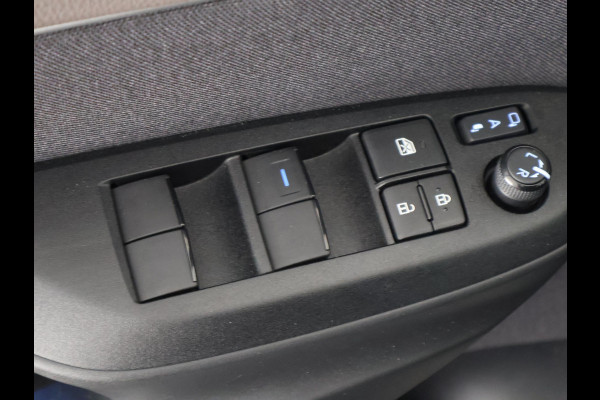 Toyota Yaris Cross 1.5 HYBRIDE EXECUTIVE BI-TONE GARANTIE TOT 9-2032 .Dodehoek detectie . JBL Audio . Stoel verwarming .