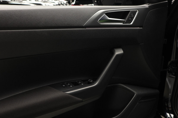 Volkswagen Taigo 1.5 TSI R-Line NAVI - VITUAL - CAMERA - MATRIX