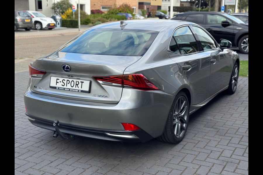 Lexus IS 300h F Sport Line | Schuifdak, Trekhaak, Premium Navigatie, Stoelverwarming, Half leer, Parkeersensoren, Adaptive cruise control