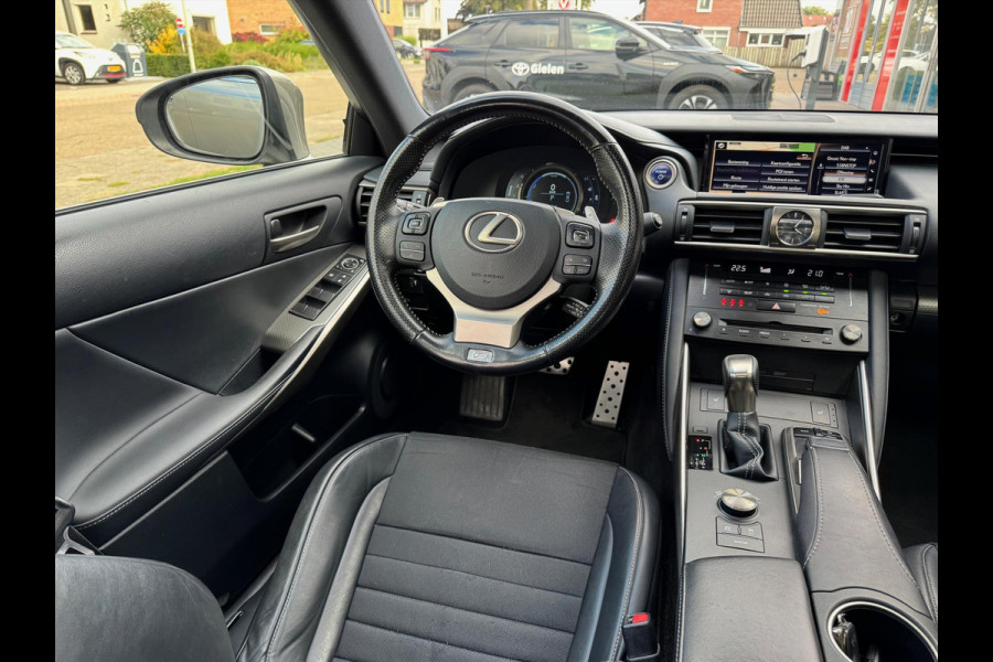 Lexus IS 300h F Sport Line | Schuifdak, Trekhaak, Premium Navigatie, Stoelverwarming, Half leer, Parkeersensoren, Adaptive cruise control