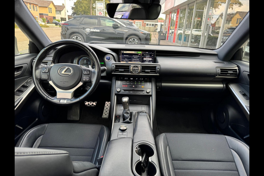 Lexus IS 300h F Sport Line | Schuifdak, Trekhaak, Premium Navigatie, Stoelverwarming, Half leer, Parkeersensoren, Adaptive cruise control