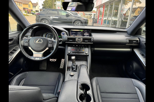 Lexus IS 300h F Sport Line | Schuifdak, Trekhaak, Premium Navigatie, Stoelverwarming, Half leer, Parkeersensoren, Adaptive cruise control