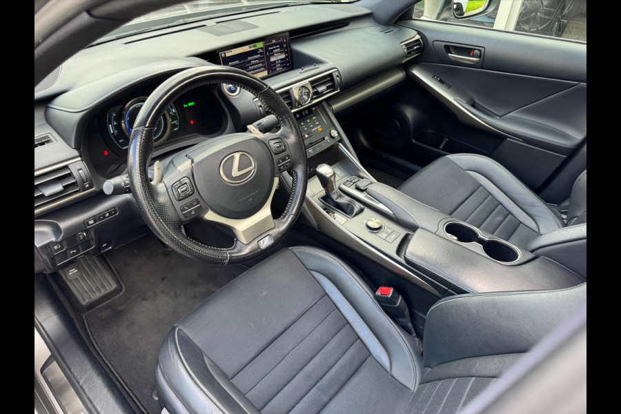Lexus IS 300h F Sport Line | Schuifdak, Trekhaak, Premium Navigatie, Stoelverwarming, Half leer, Parkeersensoren, Adaptive cruise control