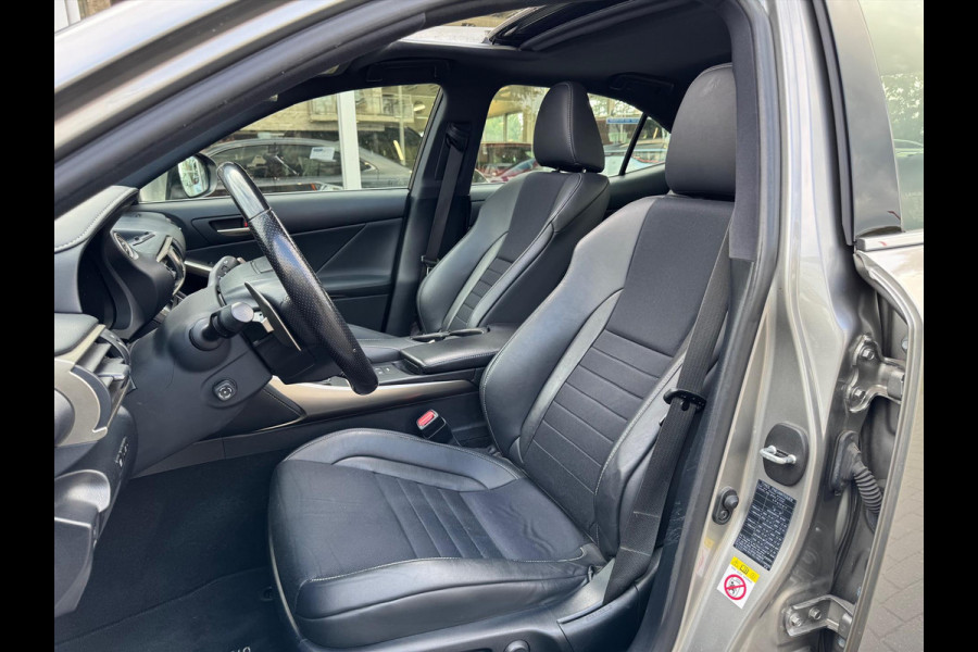 Lexus IS 300h F Sport Line | Schuifdak, Trekhaak, Premium Navigatie, Stoelverwarming, Half leer, Parkeersensoren, Adaptive cruise control