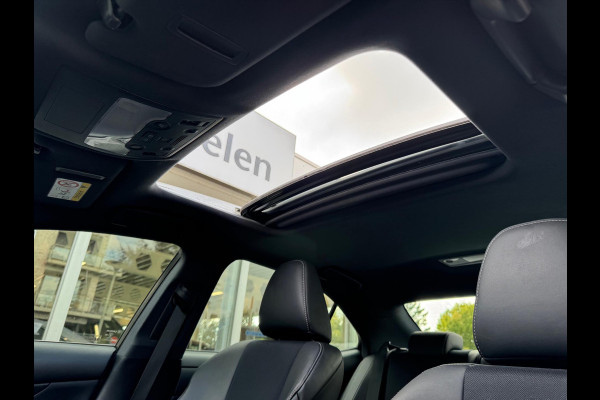 Lexus IS 300h F Sport Line | Schuifdak, Trekhaak, Premium Navigatie, Stoelverwarming, Half leer, Parkeersensoren, Adaptive cruise control