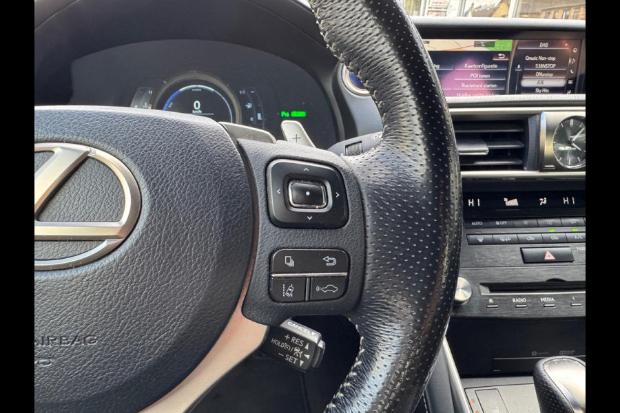 Lexus IS 300h F Sport Line | Schuifdak, Trekhaak, Premium Navigatie, Stoelverwarming, Half leer, Parkeersensoren, Adaptive cruise control
