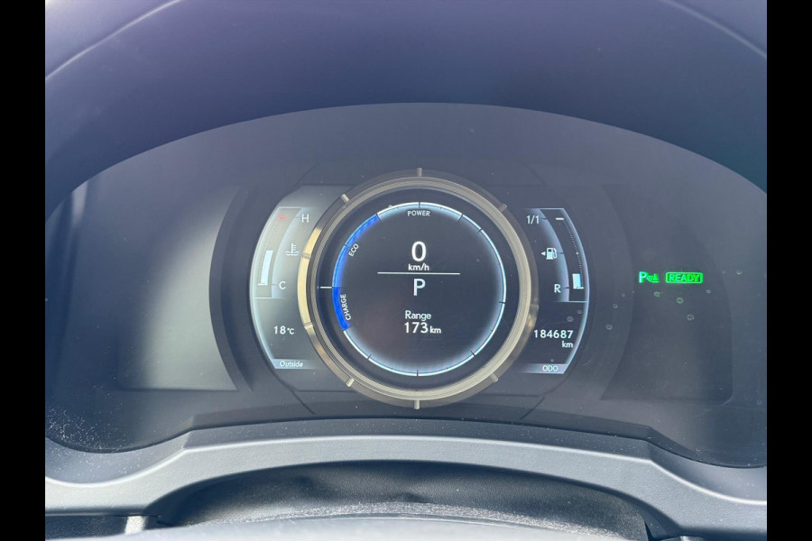 Lexus IS 300h F Sport Line | Schuifdak, Trekhaak, Premium Navigatie, Stoelverwarming, Half leer, Parkeersensoren, Adaptive cruise control