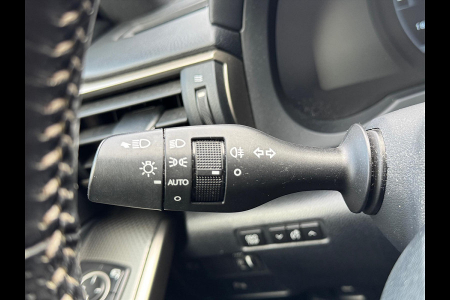Lexus IS 300h F Sport Line | Schuifdak, Trekhaak, Premium Navigatie, Stoelverwarming, Half leer, Parkeersensoren, Adaptive cruise control