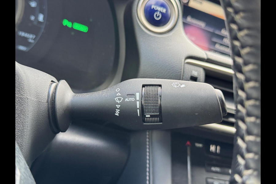 Lexus IS 300h F Sport Line | Schuifdak, Trekhaak, Premium Navigatie, Stoelverwarming, Half leer, Parkeersensoren, Adaptive cruise control