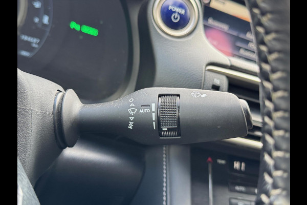 Lexus IS 300h F Sport Line | Schuifdak, Trekhaak, Premium Navigatie, Stoelverwarming, Half leer, Parkeersensoren, Adaptive cruise control
