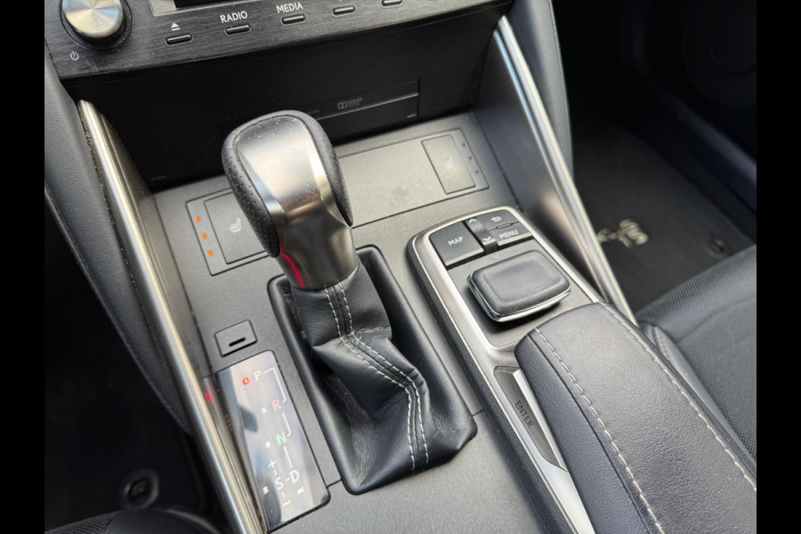 Lexus IS 300h F Sport Line | Schuifdak, Trekhaak, Premium Navigatie, Stoelverwarming, Half leer, Parkeersensoren, Adaptive cruise control