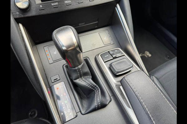 Lexus IS 300h F Sport Line | Schuifdak, Trekhaak, Premium Navigatie, Stoelverwarming, Half leer, Parkeersensoren, Adaptive cruise control