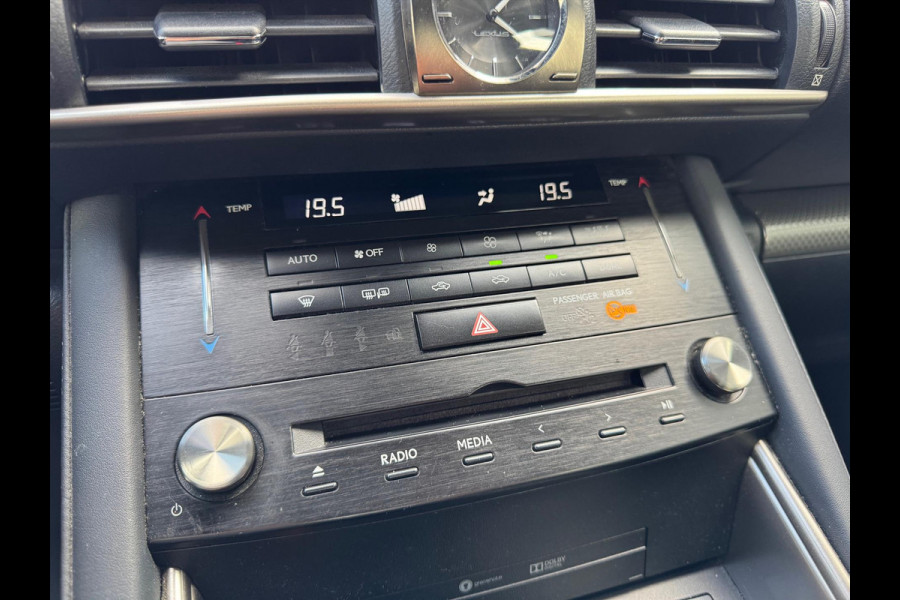 Lexus IS 300h F Sport Line | Schuifdak, Trekhaak, Premium Navigatie, Stoelverwarming, Half leer, Parkeersensoren, Adaptive cruise control