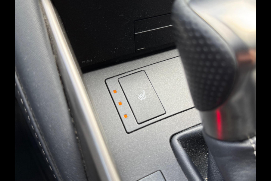 Lexus IS 300h F Sport Line | Schuifdak, Trekhaak, Premium Navigatie, Stoelverwarming, Half leer, Parkeersensoren, Adaptive cruise control