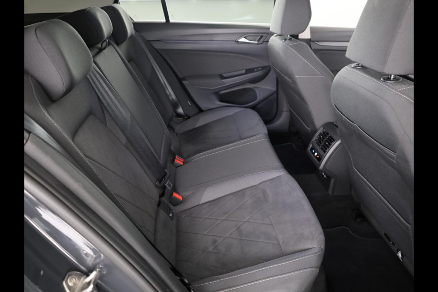 Volkswagen Golf 1.5 eTSI Style 150 PK DSG | Navigatie | 18"LM Velgen | Keyless entry |