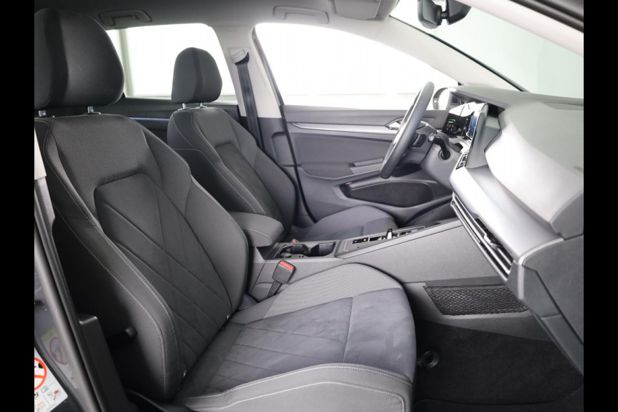 Volkswagen Golf 1.5 eTSI Style 150 PK DSG | Navigatie | 18"LM Velgen | Keyless entry |