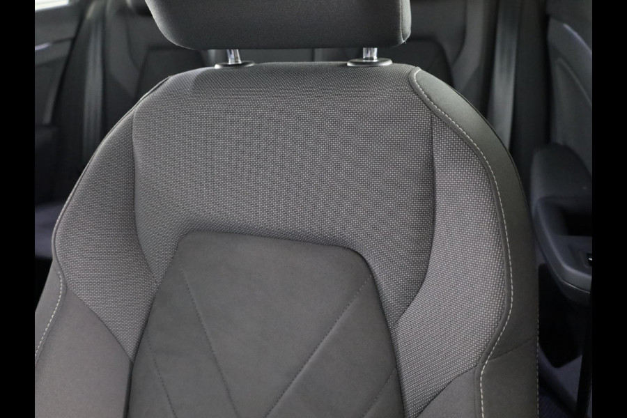 Volkswagen Golf 1.5 eTSI Style 150 PK DSG | Navigatie | 18"LM Velgen | Keyless entry |