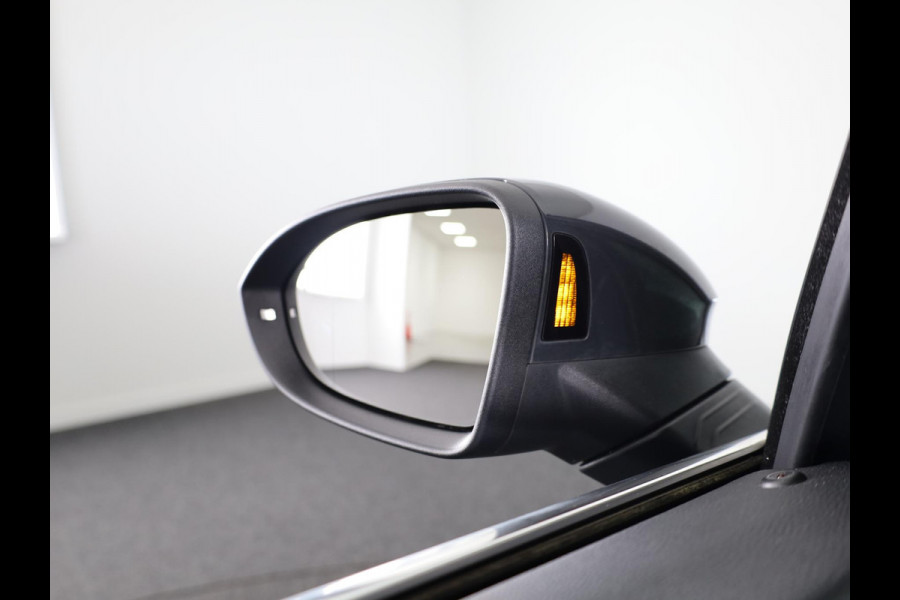 Volkswagen Golf 1.5 eTSI Style 150 PK DSG | Navigatie | 18"LM Velgen | Keyless entry |