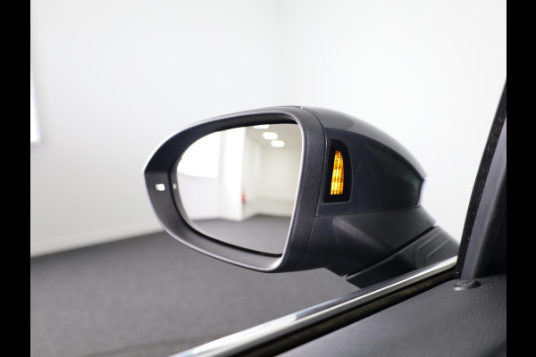 Volkswagen Golf 1.5 eTSI Style 150 PK DSG | Navigatie | 18"LM Velgen | Keyless entry |