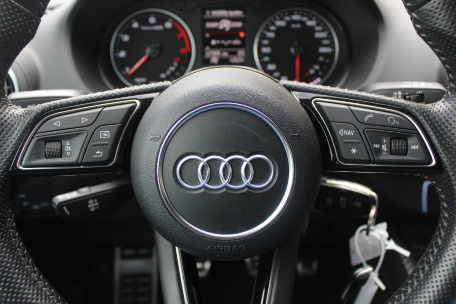 Audi Q2 30 TFSI Sport 3x S-line / Trekhaak / Navigatie / Parkeerhulp achter / 17'' / Getint glas / Cruise Control