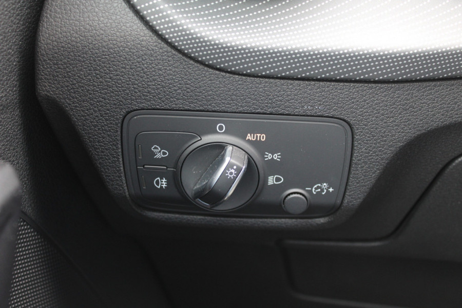 Audi Q2 30 TFSI Sport 3x S-line / Trekhaak / Navigatie / Parkeerhulp achter / 17'' / Getint glas / Cruise Control