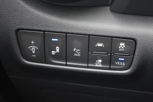 Hyundai Kona EV Premium 64 kWh / Leder / Headup display / Camera / Keyless / Navigatie / Stoel verwarming