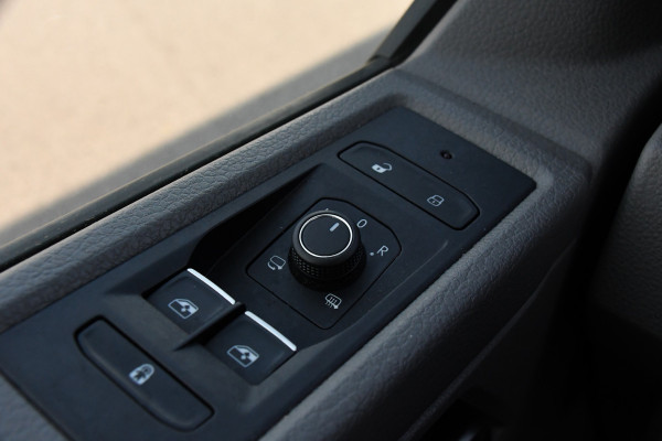 Volkswagen Transporter 2.0 TDI L2H1 30 DC Bulli Virtual, Carplay, Camera, LED, 150pk, 2 x Schuifdeur, Automaat, Trekhaak, Uniek!